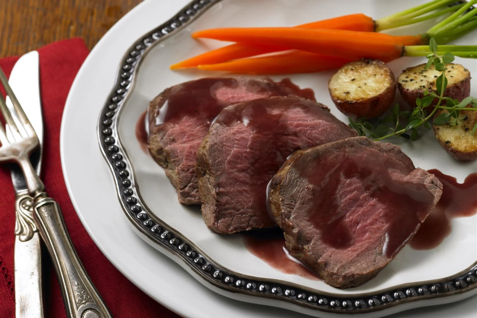 Roast Beef Tenderloin with Cranberry-Red Wine Sauce